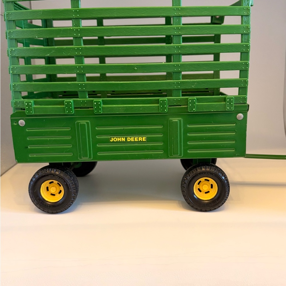 JOHN DEERE BALE THROW HAY WAGON, 1:16 Scale, Farm Toy Implement
